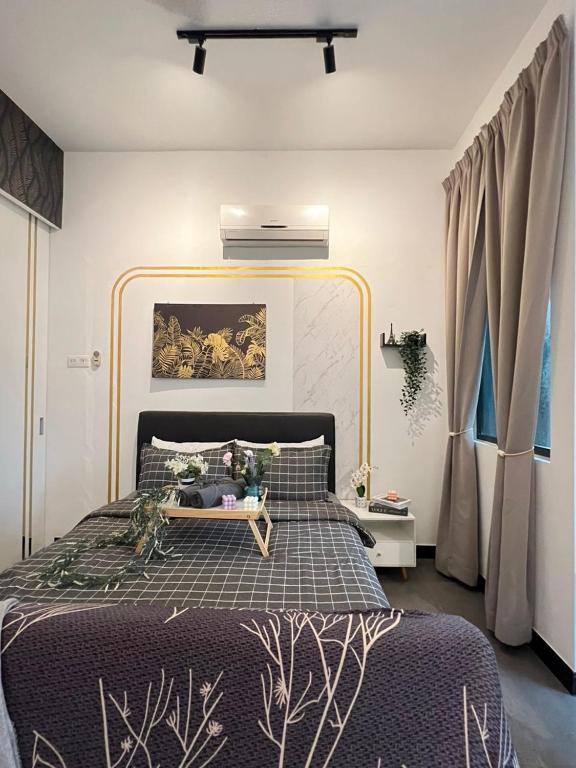 una camera da letto con un letto grande in una stanza di Breeze Cottage@Empire Damansara a Petaling Jaya