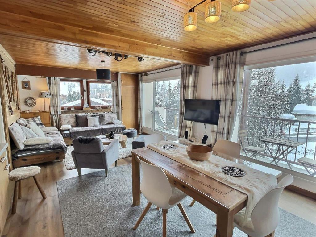 un salon avec une table, des chaises et un canapé dans l'établissement Charmant 2 pièces rénové, 4 pers., WiFi, Val-d'Isère - FR-1-411-939, à Val dʼIsère