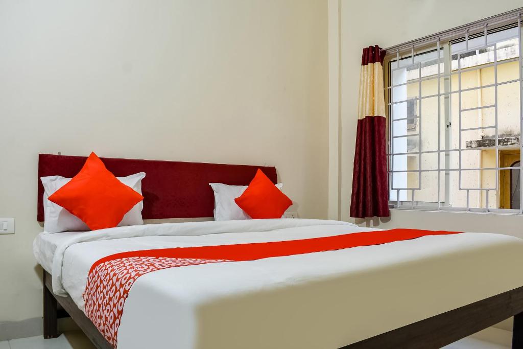 Postel nebo postele na pokoji v ubytování Hotel O Shiv Sai Palace