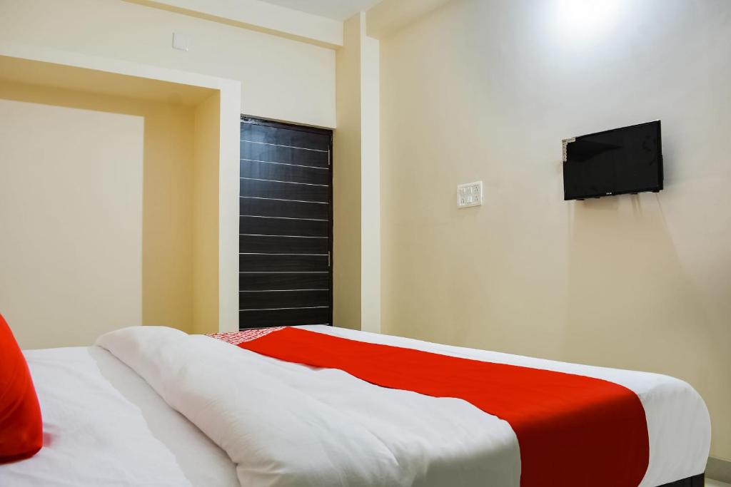 TV a/nebo společenská místnost v ubytování Hotel O Shiv Sai Palace