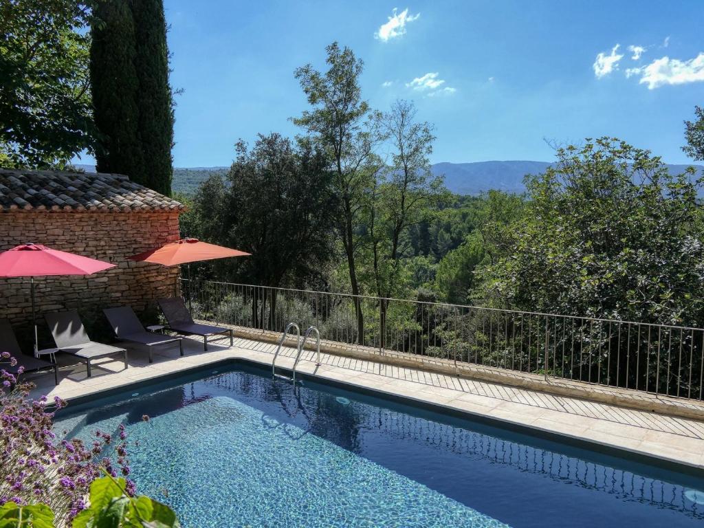 une piscine avec vue sur les montagnes dans l'établissement Gîte authentique avec piscine privée, climatisation, Wi-Fi et animaux permis à Ménerbes - FR-1-708-84, à Ménerbes