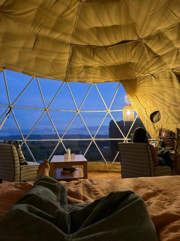Posezení v ubytování 1 Waipu Off-grid Eco Seaview Geodesic Glamping Dome