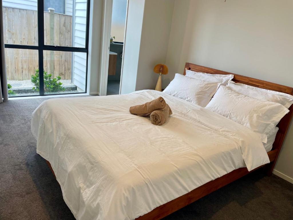 Scott point private entry flat offers the entire living room, bedroom and ensuite, parking available - Resim 2