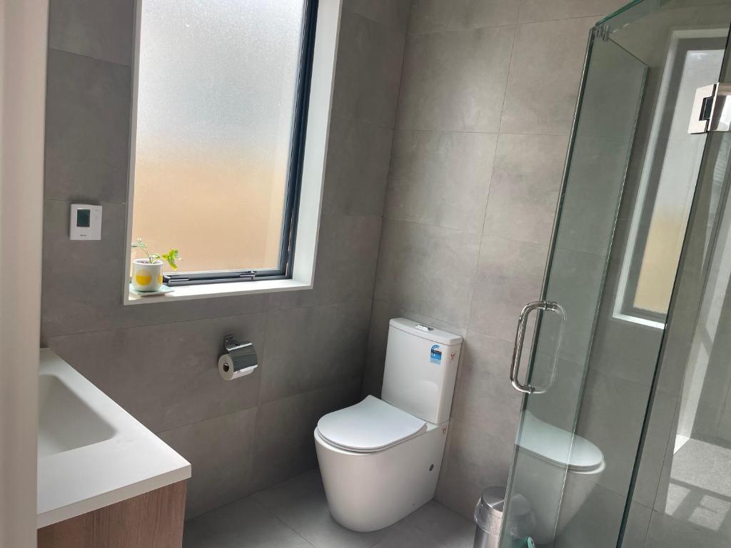 Scott point private entry flat offers the entire living room, bedroom and ensuite, parking available - Resim 10