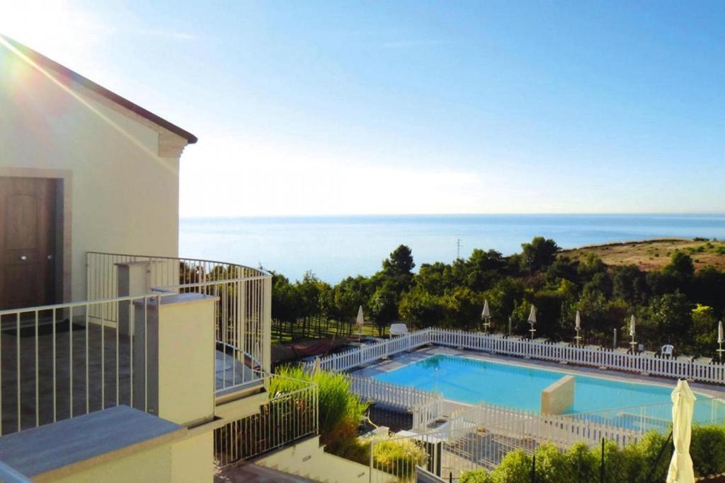widok z balkonu domu z basenem w obiekcie Holiday Resort Contea dei Ciliegi Pedaso w mieście Pedaso
