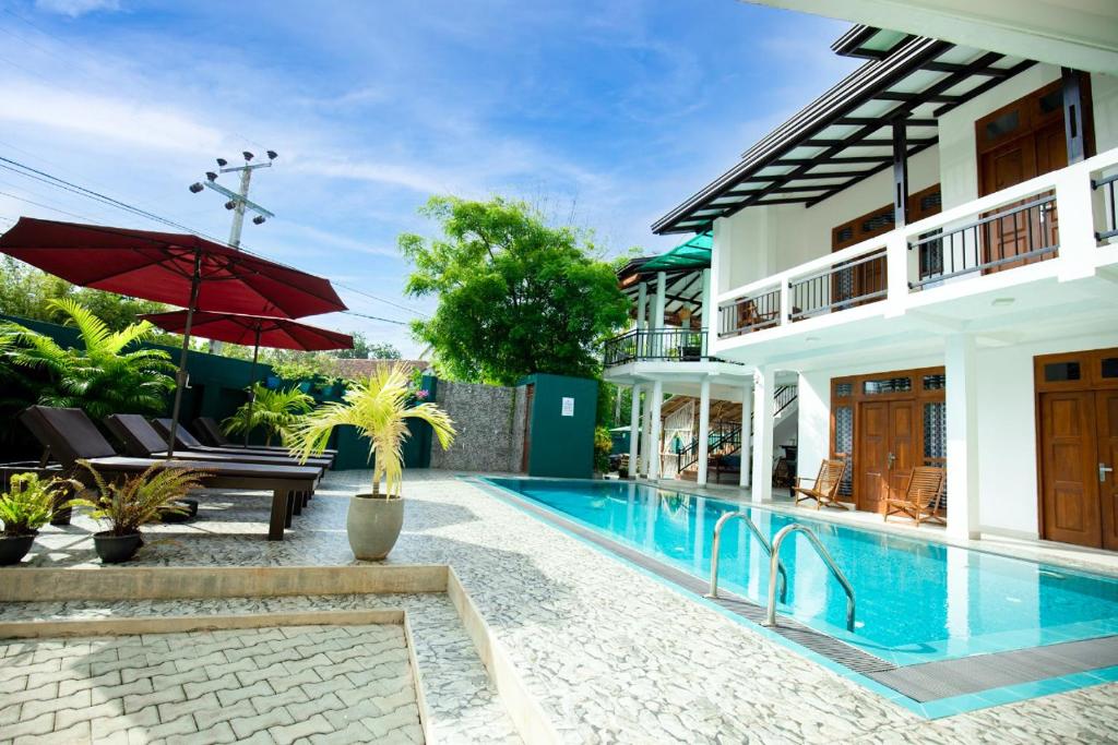 Bazén v ubytování Teya Beach Hotel nebo v jeho okolí