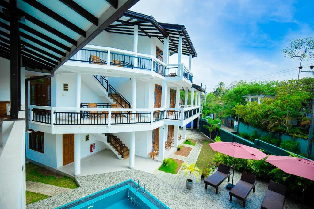 Bazén v ubytování Teya Beach Hotel nebo v jeho okolí