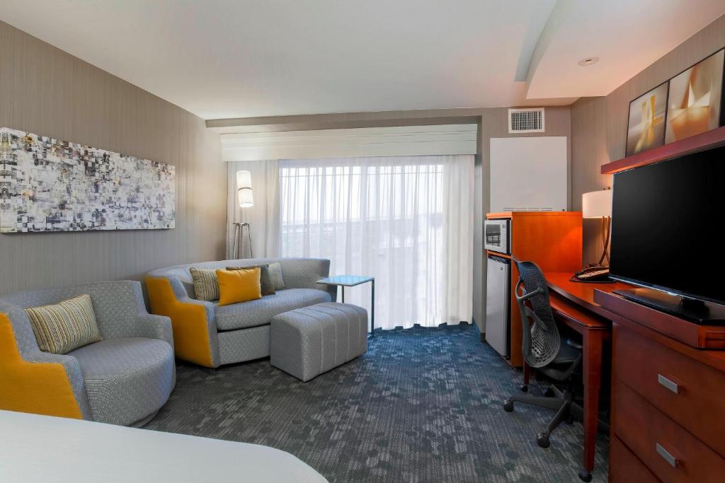 Courtyard San Diego Airport/Liberty Station - King Room With Sofa Bed