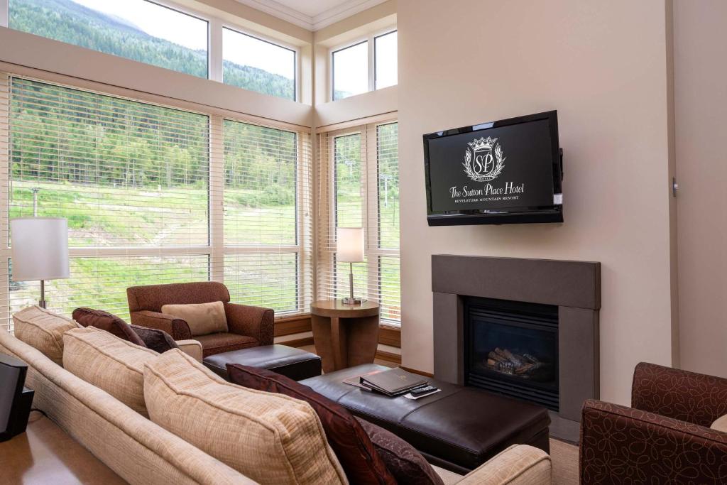TV a/nebo společenská místnost v ubytování Sutton Place Hotel Revelstoke Mountain Resort