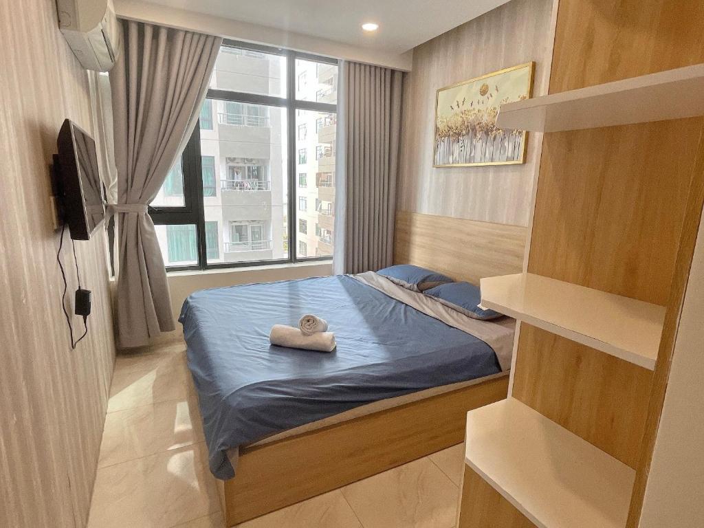 une petite chambre avec un lit et une fenêtre dans l'établissement Beachfront Hon Chong Holtel & Apartment, à Nha Trang