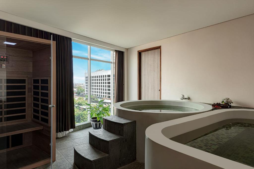 Koupelna v ubytování Goldvitel Hotel Surabaya
