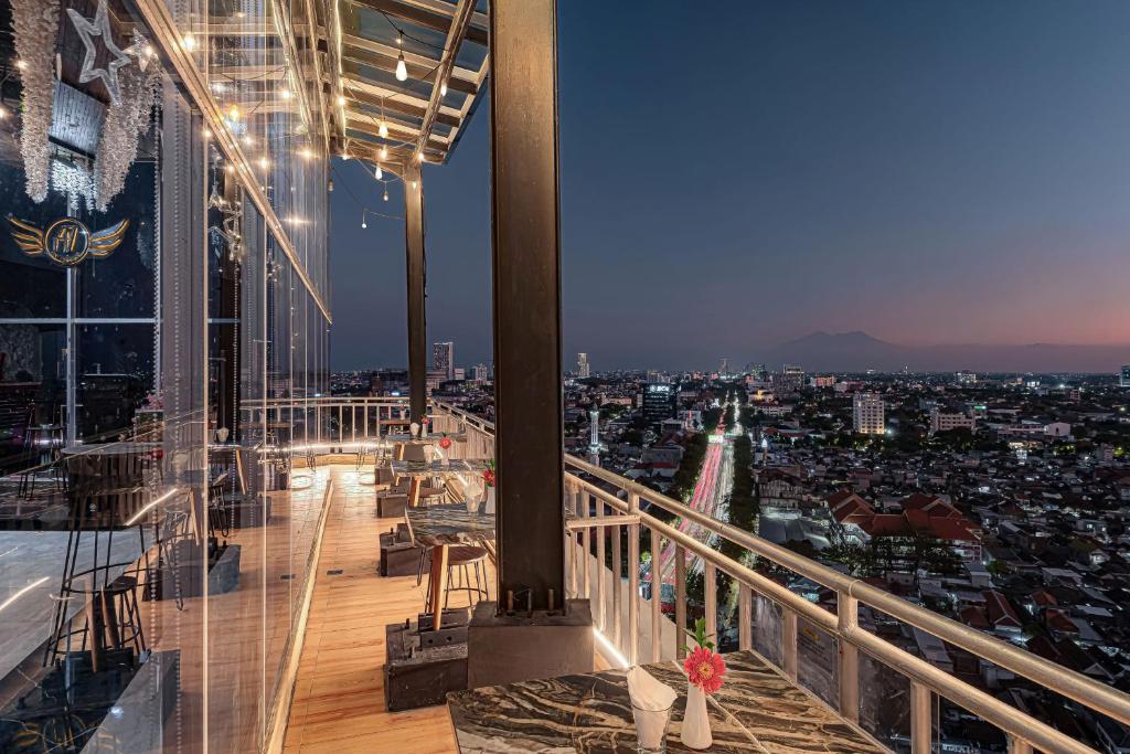 Balkón nebo terasa v ubytování Goldvitel Hotel Surabaya
