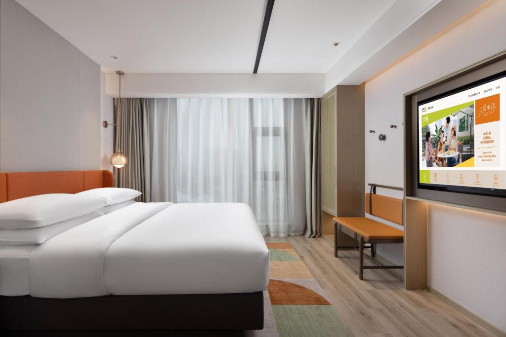 Home2 Suites By Hilton Wuxi Huishan客房内的一张或多张床位