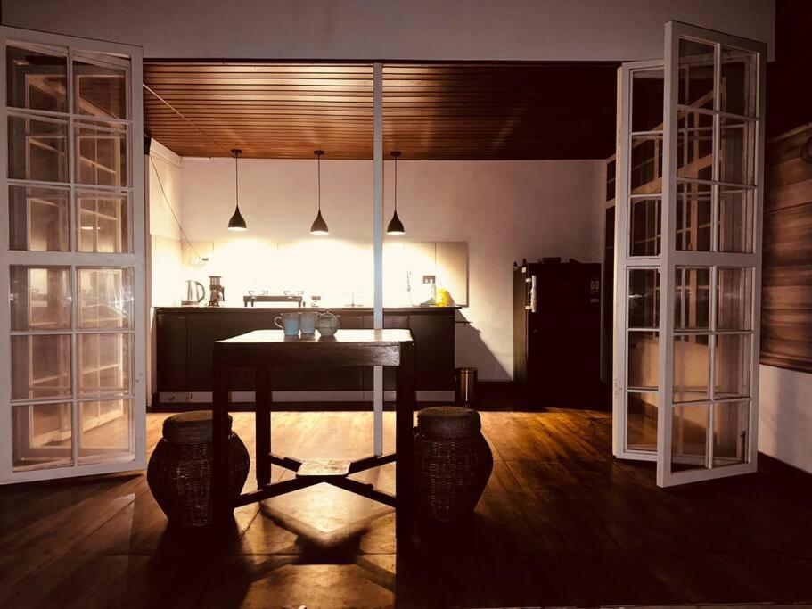 cocina con mesa en el centro de una habitación en Island Retreat Vypin Entire Space, en Kochi