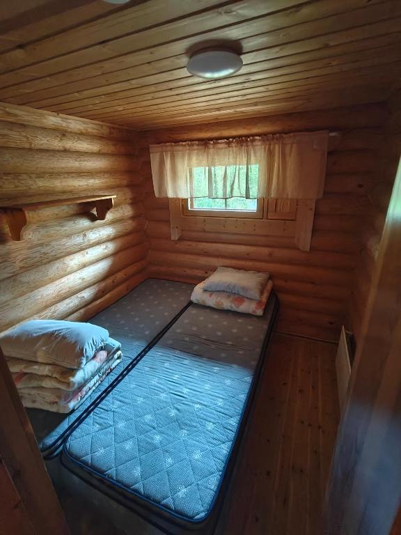 Postel nebo postele na pokoji v ubytování Kalliorinteen Mökit Ruskapirtti