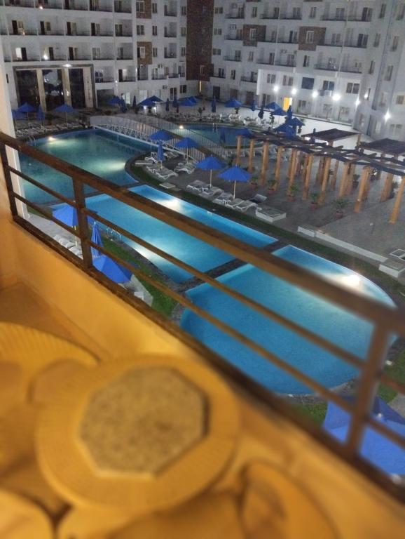- une vue sur la piscine depuis le balcon de l'hôtel dans l'établissement Golden Taiba RESORT, à Hurghada