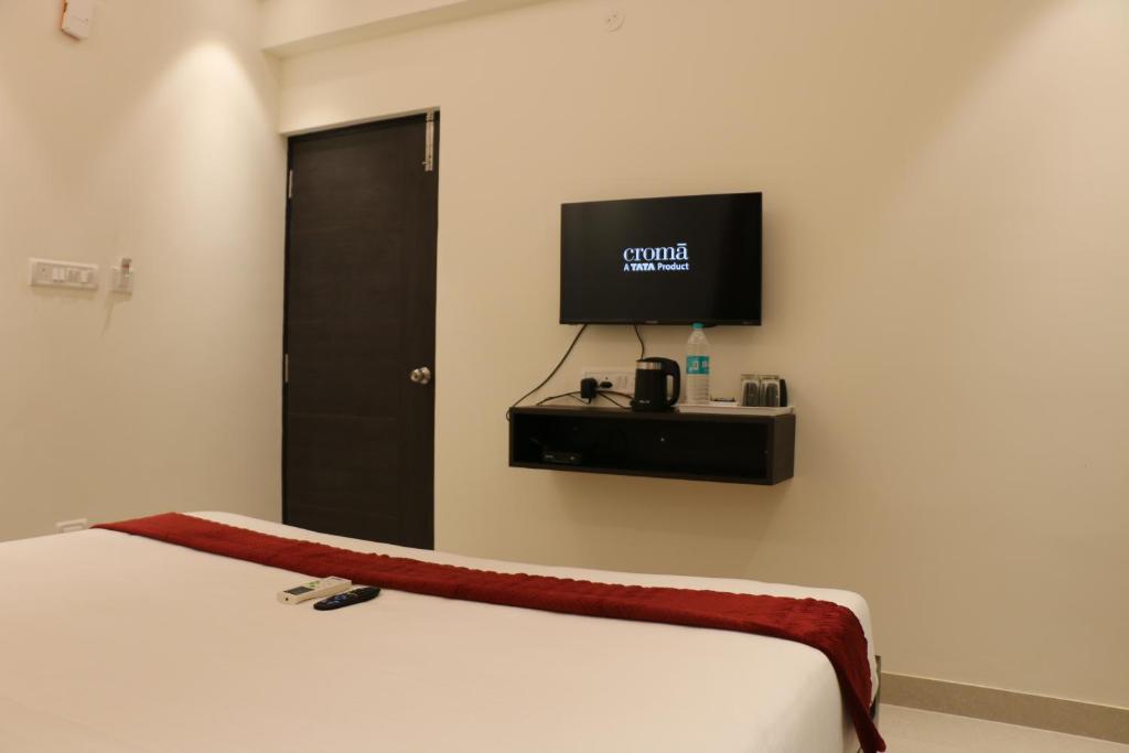 TV a/nebo společenská místnost v ubytování Vibha by Sri Lakshmi Homes