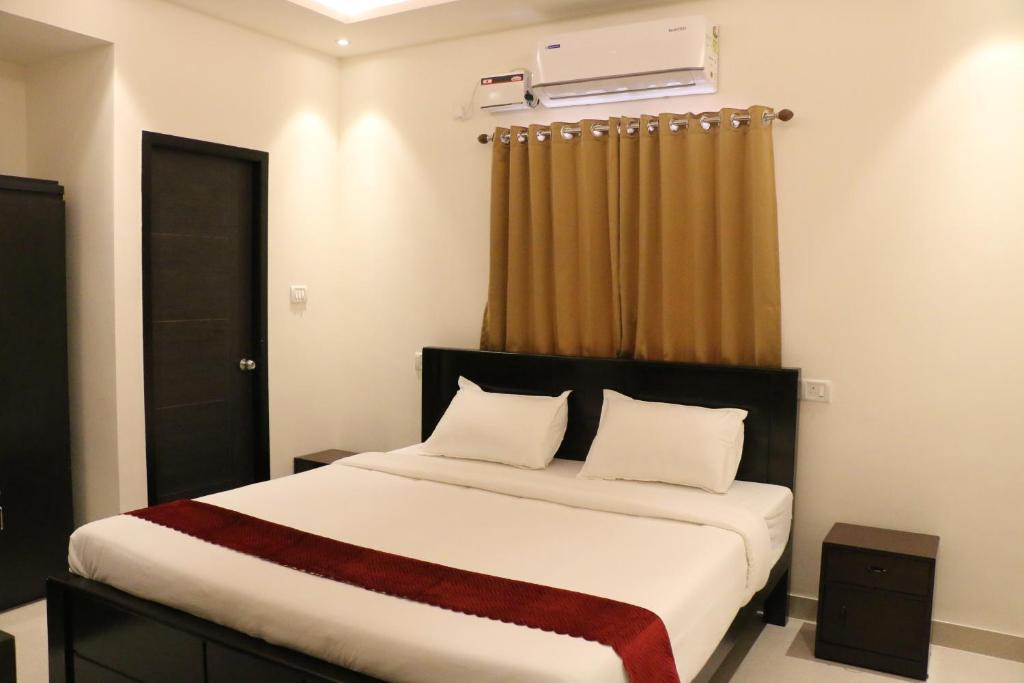 Postel nebo postele na pokoji v ubytování Vibha by Sri Lakshmi Homes