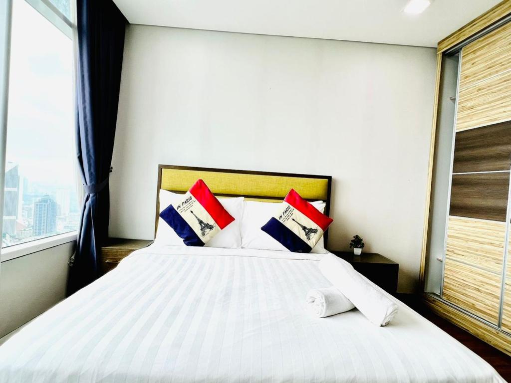 Postel nebo postele na pokoji v ubytování Vortex Serviced Apartment KLCC By Elite Suites