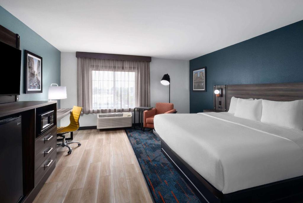 La Quinta by Wyndham Greensboro NC - King Room - Mobility Access/Non-Smoking