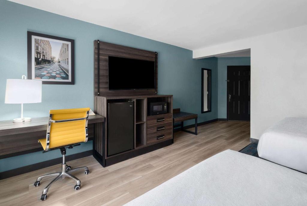 La Quinta by Wyndham Greensboro NC - Deluxe King Room - Non-Smoking