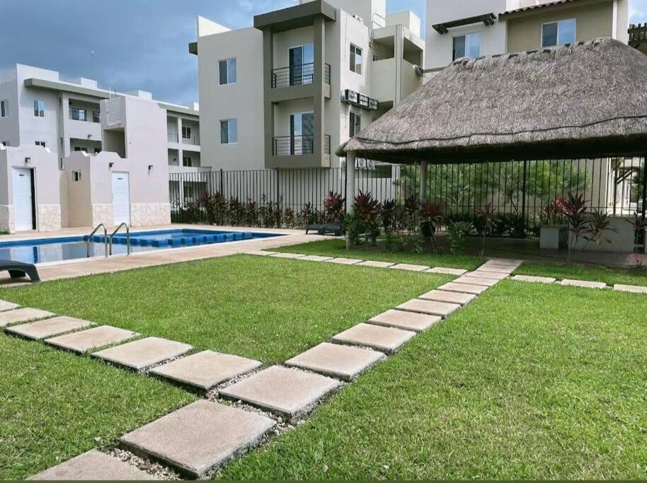 Piscina de la sau aproape de Hermoso Departamento Kibira Playa del Carmen