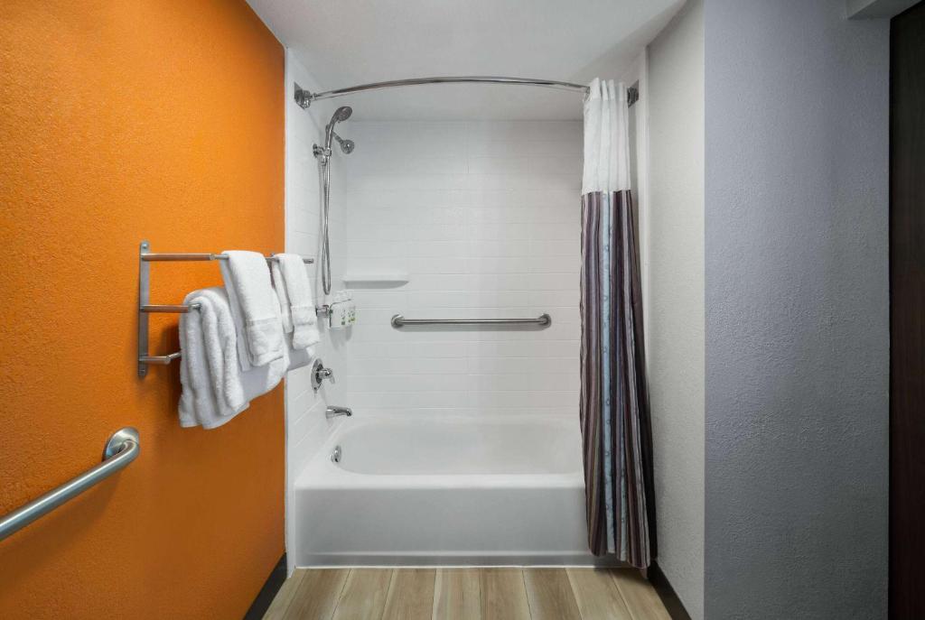 La Quinta by Wyndham Greensboro NC - King Suite With Sofa Bed - Non-Smoking