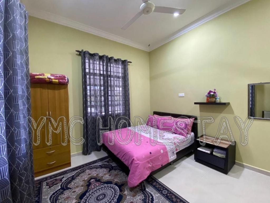 Ένα ή περισσότερα κρεβάτια σε δωμάτιο στο YMC Homestay Tok Jembal