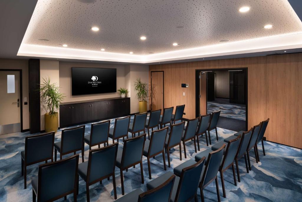 TV a/nebo společenská místnost v ubytování DoubleTree by Hilton Hobart