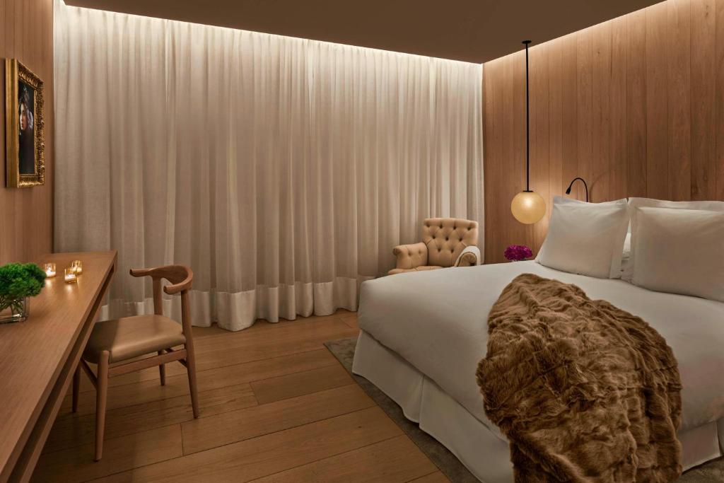 The London EDITION - Deluxe Queen, Guest Room, 1 Queen