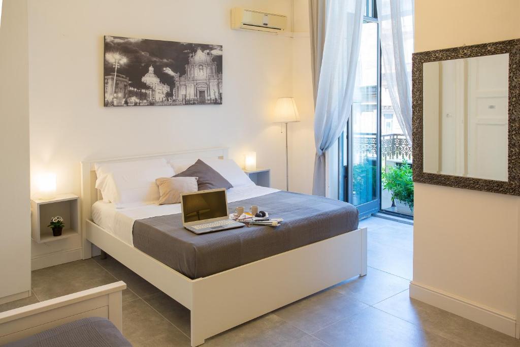 Łóżko lub łóżka w pokoju w obiekcie Palazzo Bruca Catania