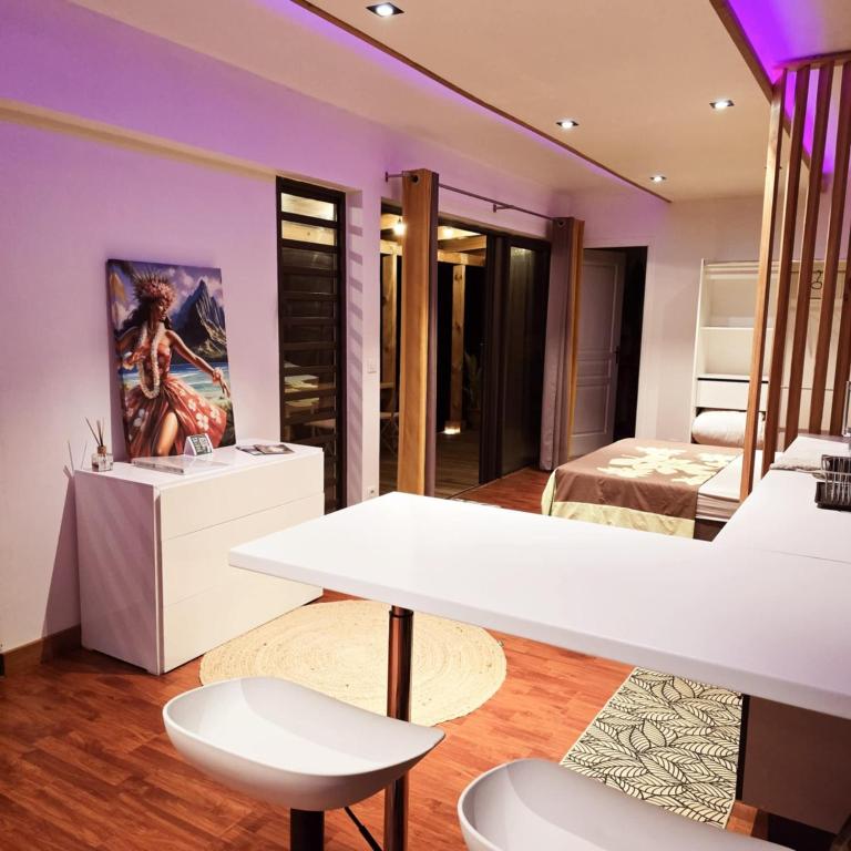 Ruang duduk di Fare Toahana, accommodation with a ocean view