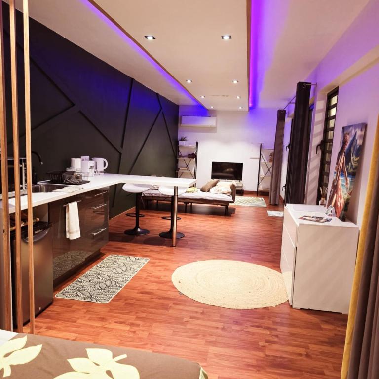 Ruang duduk di Fare Toahana, accommodation with a ocean view