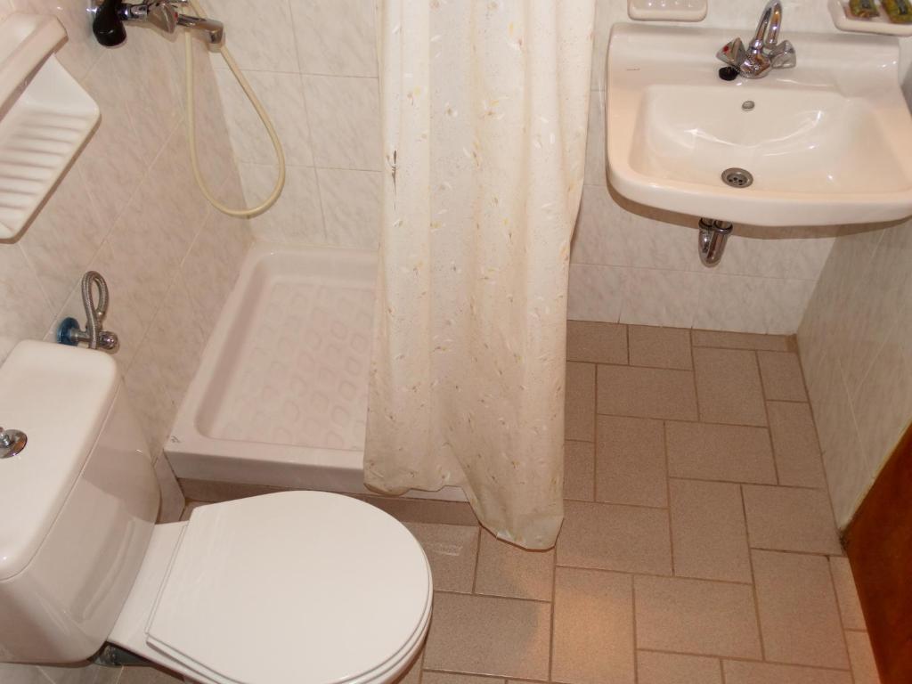 Koupelna v ubytování Akrotainaritis Rooms