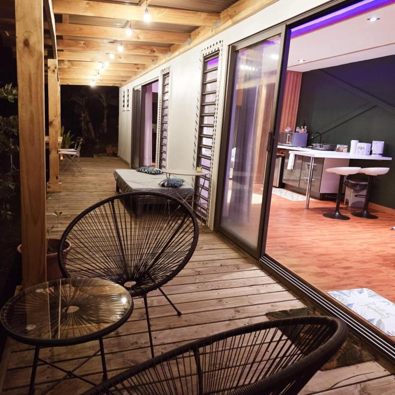 Gambar di galeri bagi Fare Toahana, accommodation with a ocean view di Faaa