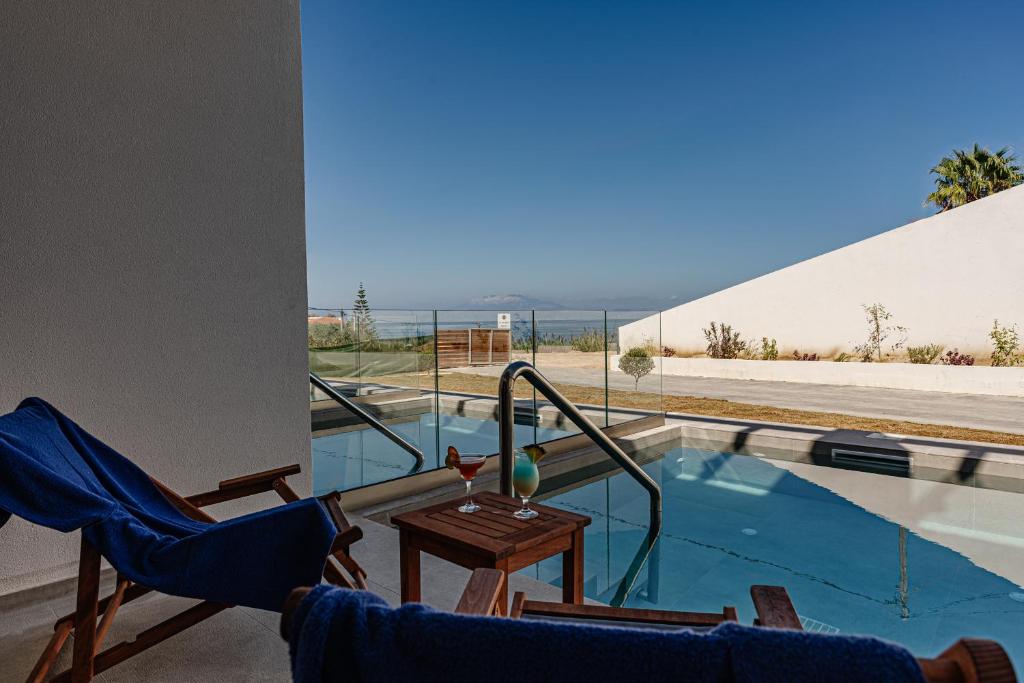 Bazén v ubytování Magique Bleu Suites nebo v jeho okolí