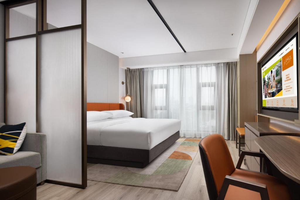 Home2 Suites By Hilton Wuxi Huishan客房内的一张或多张床位
