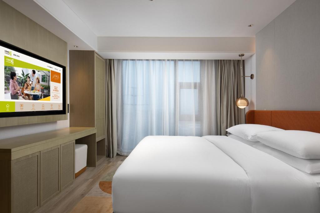 Home2 Suites By Hilton Wuxi Huishan的电视和/或娱乐中心