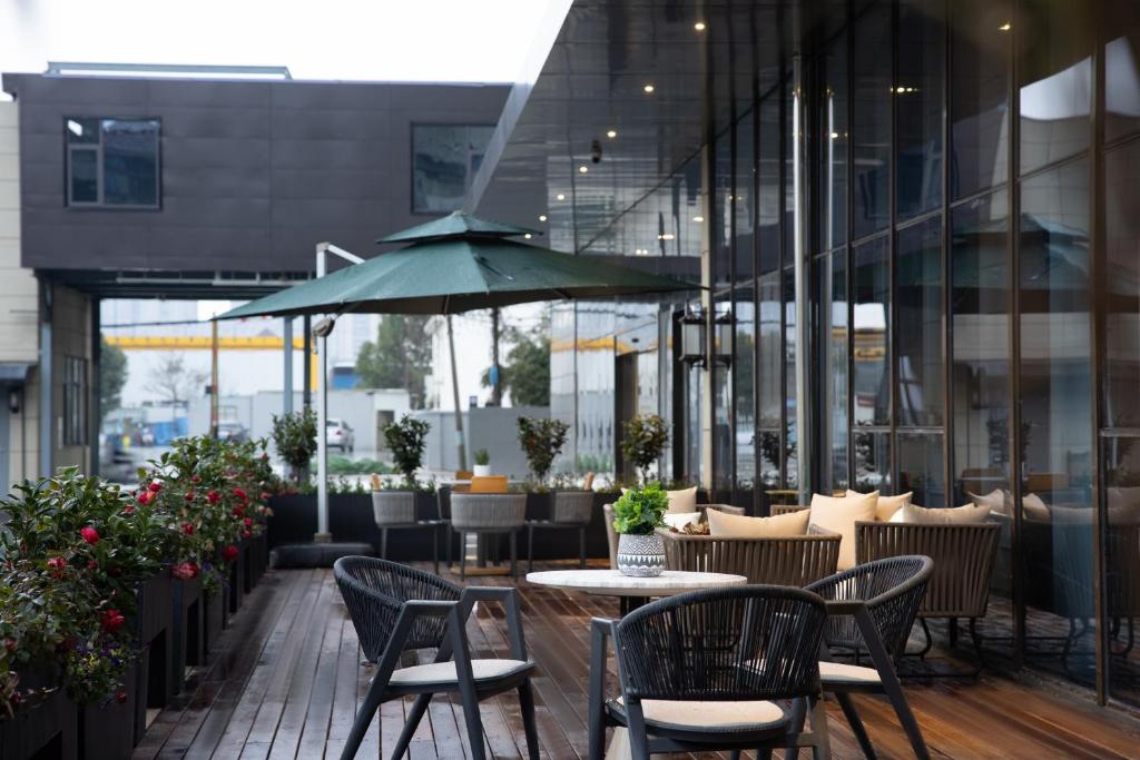Home2 Suites By Hilton Wuxi Huishan餐厅或其他用餐的地方