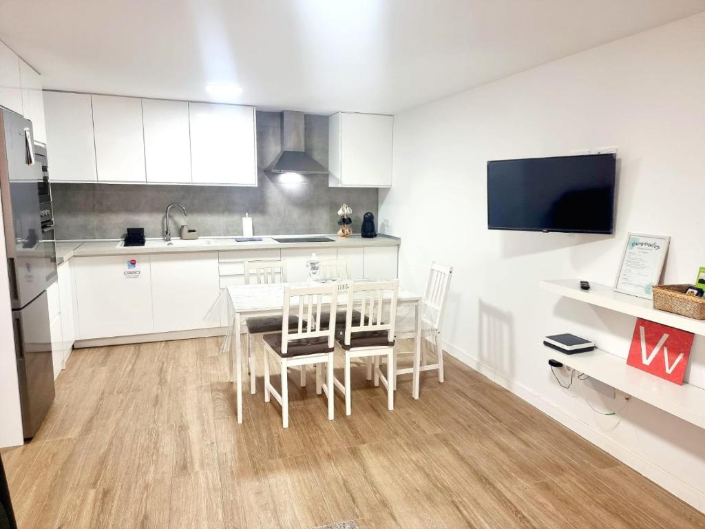 a kitchen and dining room with a table and chairs at Vivienda El Viajero in Valverde