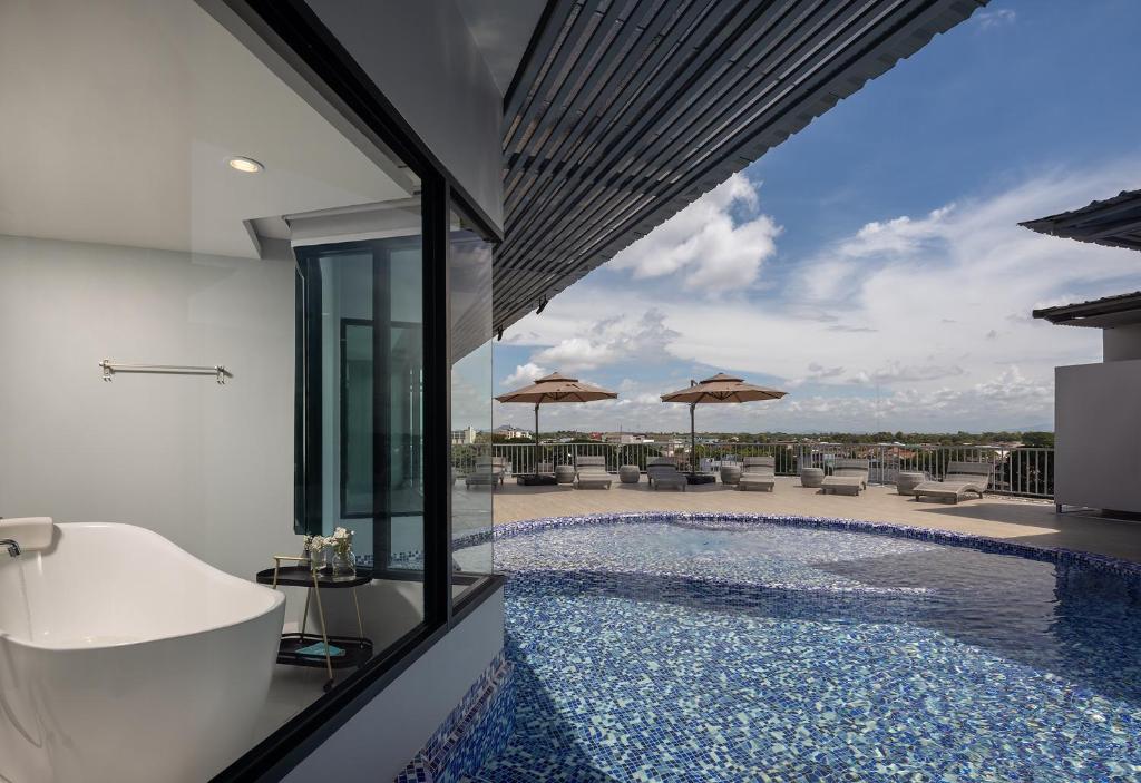 Bazén v ubytování Hotel Selene Chiang Rai - SHA Certified nebo v jeho okolí