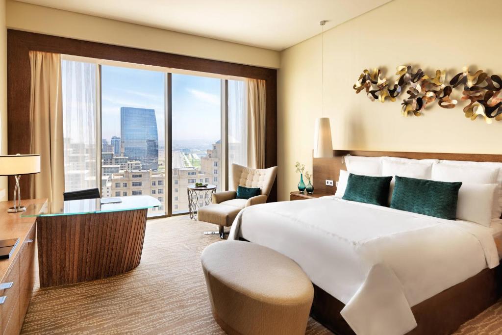 Postel nebo postele na pokoji v ubytování JW Marriott Absheron Baku Hotel