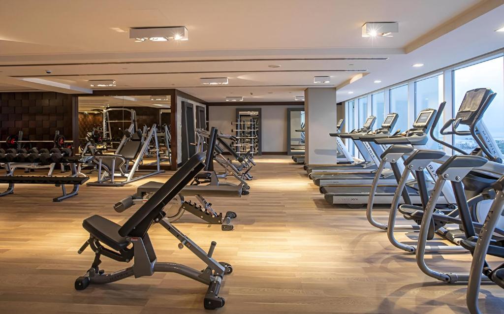 Fitness centrum a/nebo fitness zařízení v ubytování Luxurious Apartment in The Pearl, Qatar