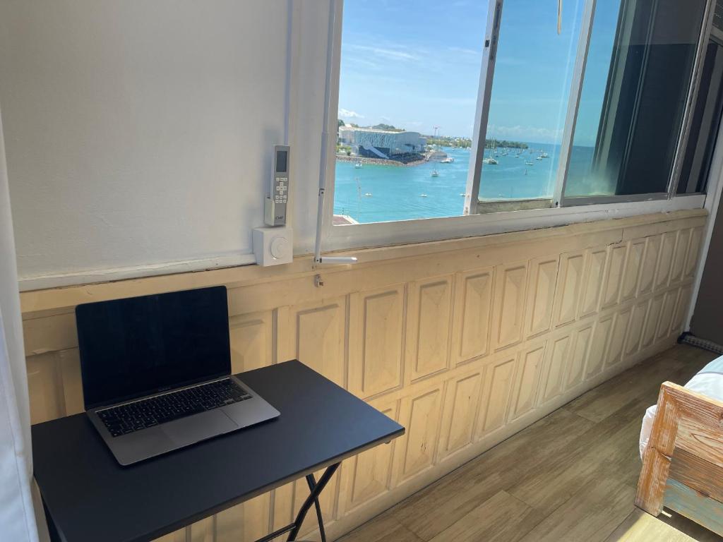 TV a/nebo společenská místnost v ubytování PENTHOUSE 10 MIN port croisière et aéroport