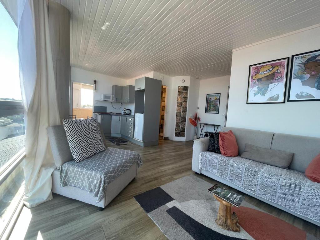 Kuchyň nebo kuchyňský kout v ubytování PENTHOUSE 10 MIN port croisière et aéroport