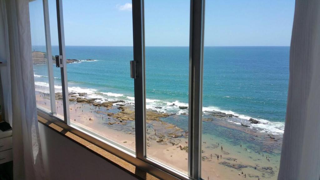 una ventana con vistas al océano en Apartamento Salvador VIP, en Salvador