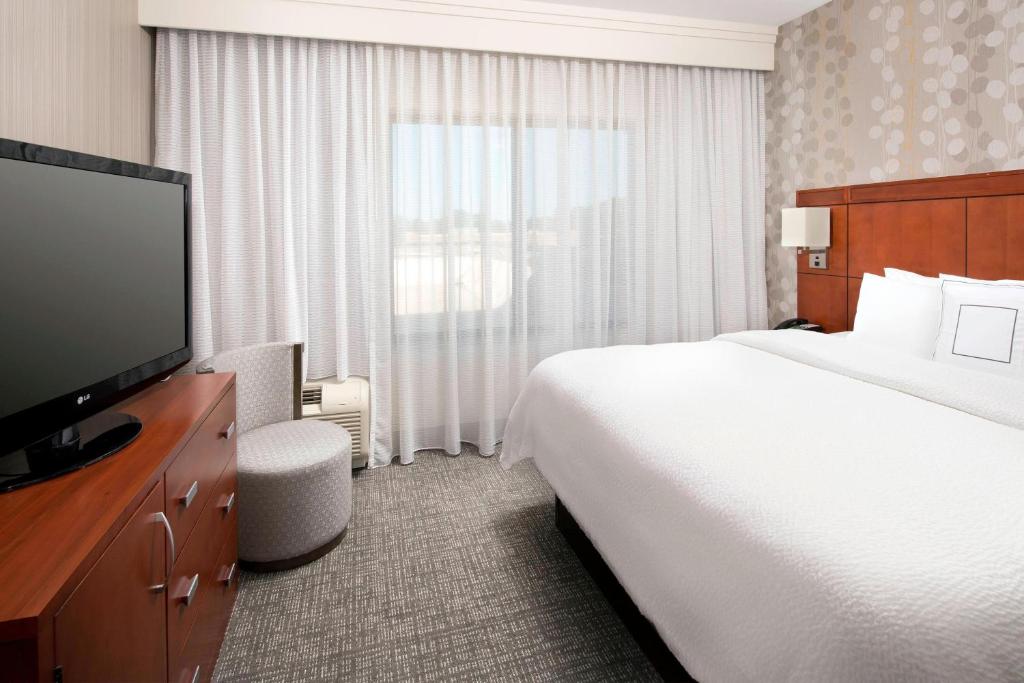 Postel nebo postele na pokoji v ubytování Courtyard by Marriott Tyler