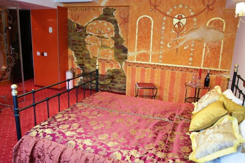 Postel nebo postele na pokoji v ubytování GRAND PIER BOUTIQUE VILLA LUXURY ROOMS BEST DEAL CITY BREAK FROM 49 EUR with one day Free welcome breakfast only for KING DELUXE rooms and bookings for minimum 4 nights