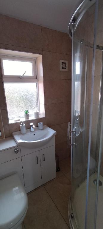 Koupelna v ubytování Brackenfield House in Great Barr, Birmingham near Alexander Stadium and the M6, with free WiFi and free parking and easy access to Walsall, West Bromwich, Aston Villa Football Ground, Star City and Birmingham City Centre