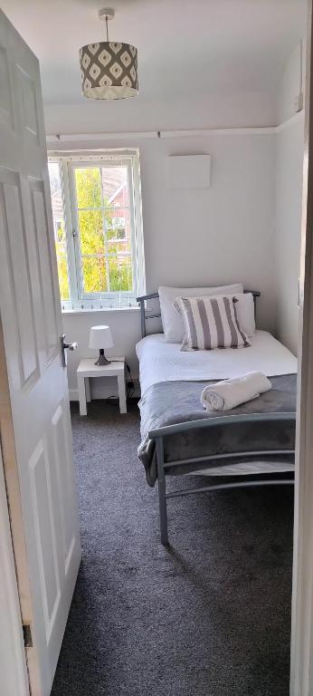 Postel nebo postele na pokoji v ubytování Brackenfield House in Great Barr, Birmingham near Alexander Stadium and the M6, with free WiFi and free parking and easy access to Walsall, West Bromwich, Aston Villa Football Ground, Star City and Birmingham City Centre